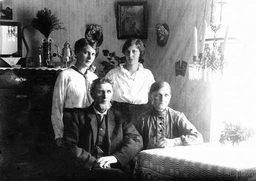 1915 Maria, Erik, Hildur och Agnes.jpg - Hemma i hemmets lugna vrå, Makarna Maria och Ulrik Norberg med döttrarna Agnes till höger och Hildur fotot är från 1915 det år som Hildur övertog fotoateljén i Råneå efterFröken Wallsten.